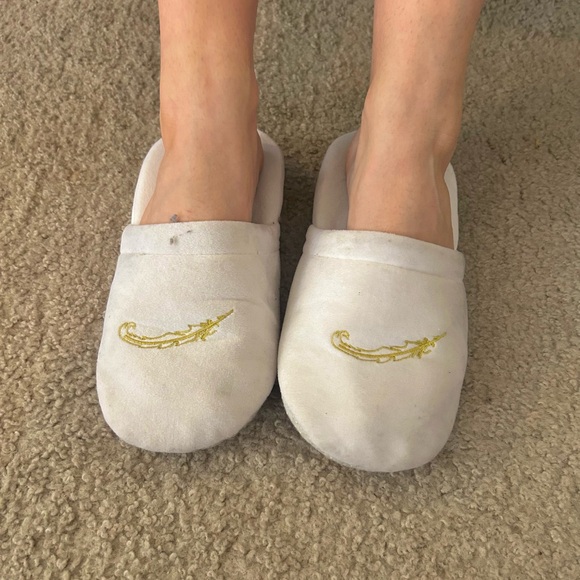 White slippers - Picture 2 of 2